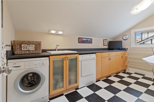 805 Rogers Way, Saanich, BC 