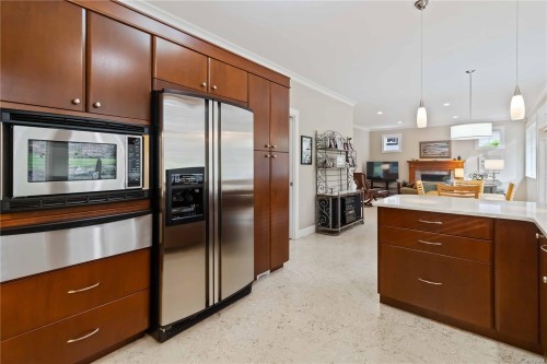 805 Rogers Way, Saanich, BC 