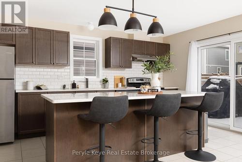 65 Fieldstream Chase, Bracebridge (Macaulay), ON - Indoor Photo Showing Kitchen With Upgraded Kitchen