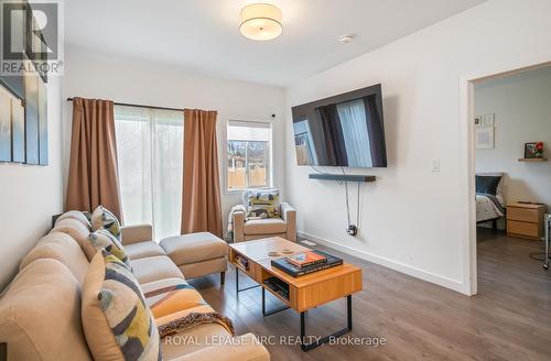 305 Chaffey Street, Welland (Lincoln/Crowland), ON - Indoor Photo Showing Living Room