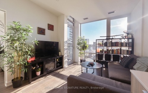 618-28 Ann Street, Mississauga, ON - Indoor Photo Showing Living Room