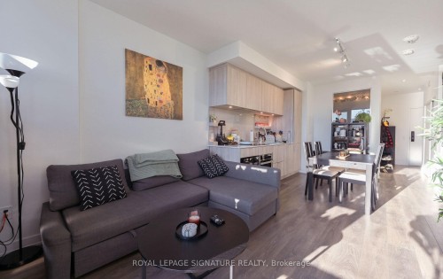 618-28 Ann Street, Mississauga, ON - Indoor Photo Showing Living Room