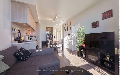 618-28 Ann Street, Mississauga, ON - Indoor Photo Showing Living Room