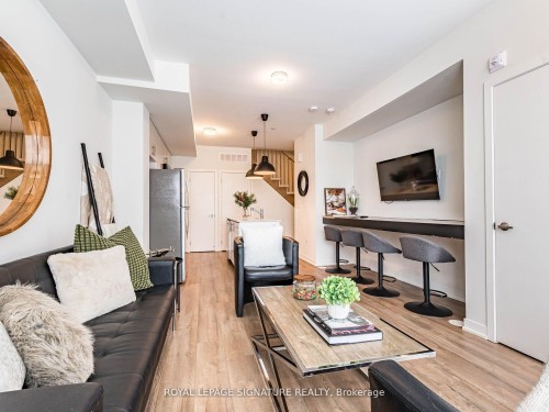 10-3425 Ridgeway Drive W, Mississauga, ON - Indoor Photo Showing Living Room