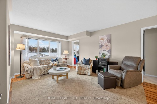 310-250 Robert Street, Shelburne, ON - Indoor Photo Showing Living Room