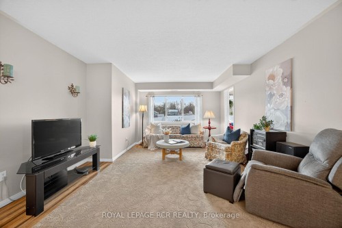310-250 Robert Street, Shelburne, ON - Indoor Photo Showing Living Room