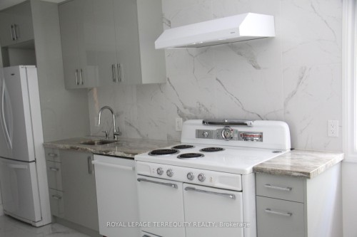 Main-59 Leggett Avenue, Toronto, ON - Indoor Photo Showing Kitchen