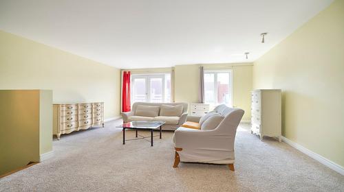 Salle familiale - 4437 Boul. Décarie, Montréal (Côte-Des-Neiges/Notre-Dame-De-Grâce), QC 