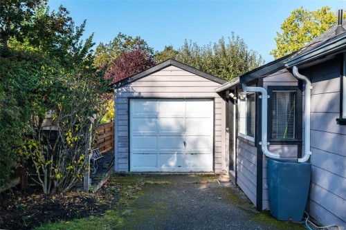 2926 Colquitz Ave, Saanich, BC 