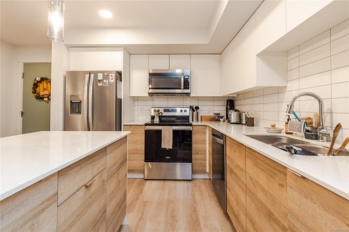 112-4820 Cedar Ridge Pl, Nanaimo, BC - Indoor Photo Showing Kitchen With Double Sink With Upgraded Kitchen