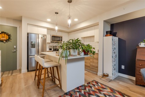 112-4820 Cedar Ridge Pl, Nanaimo, BC - Indoor Photo Showing Kitchen With Upgraded Kitchen