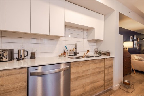 112-4820 Cedar Ridge Pl, Nanaimo, BC - Indoor Photo Showing Kitchen With Double Sink With Upgraded Kitchen