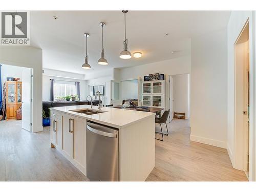 4380 Lakeshore Road Unit# 122, Kelowna, BC - Indoor Photo Showing Kitchen With Double Sink With Upgraded Kitchen