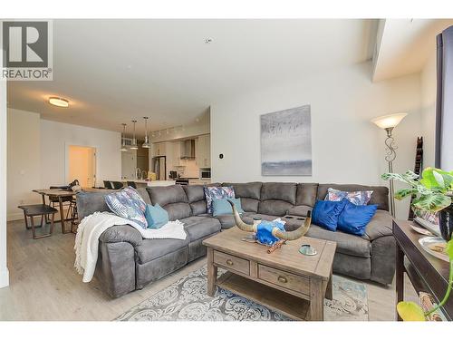 4380 Lakeshore Road Unit# 122, Kelowna, BC - Indoor Photo Showing Living Room