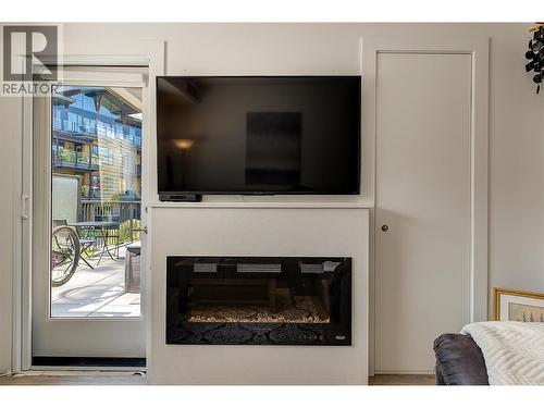 Electric Fireplace - 4380 Lakeshore Road Unit# 122, Kelowna, BC - Indoor Photo Showing Living Room With Fireplace