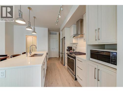 4380 Lakeshore Road Unit# 122, Kelowna, BC - Indoor Photo Showing Kitchen With Double Sink With Upgraded Kitchen