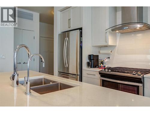 4380 Lakeshore Road Unit# 122, Kelowna, BC - Indoor Photo Showing Kitchen With Stainless Steel Kitchen With Double Sink With Upgraded Kitchen