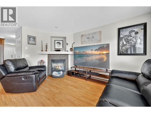 180 Mccurdy Road Unit# 8, Kelowna, BC - Indoor Photo Showing Living Room With Fireplace