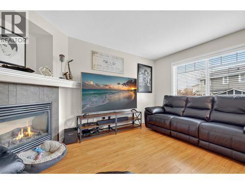 180 Mccurdy Road Unit# 8, Kelowna, BC - Indoor Photo Showing Living Room With Fireplace