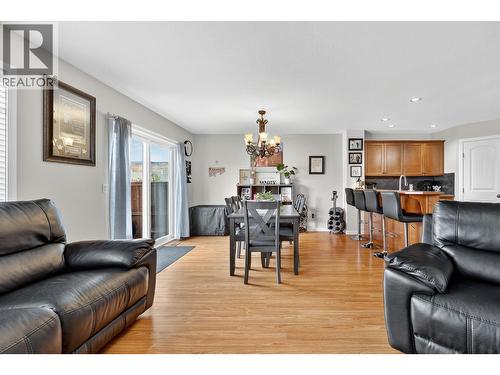 180 Mccurdy Road Unit# 8, Kelowna, BC - Indoor Photo Showing Living Room