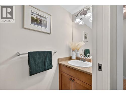 180 Mccurdy Road Unit# 8, Kelowna, BC - Indoor Photo Showing Bathroom