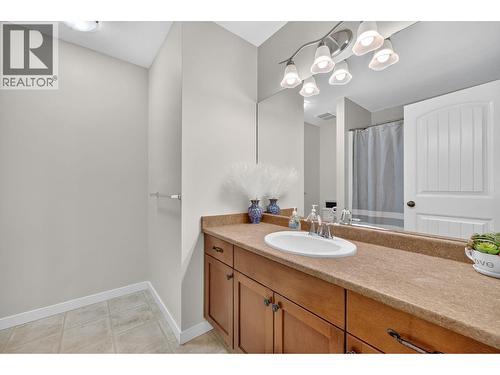 180 Mccurdy Road Unit# 8, Kelowna, BC - Indoor Photo Showing Bathroom