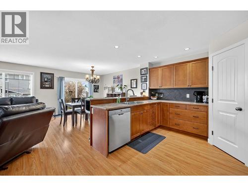 180 Mccurdy Road Unit# 8, Kelowna, BC - Indoor Photo Showing Kitchen