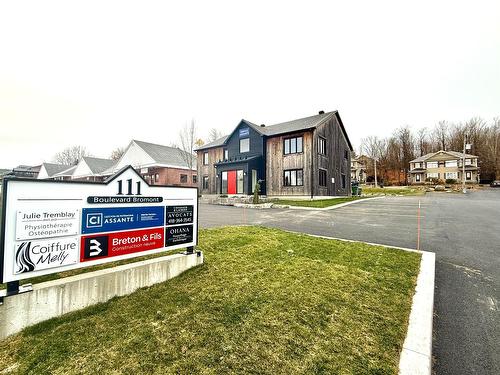 Frontage - 204-111 Boul. De Bromont, Bromont, QC - Outdoor