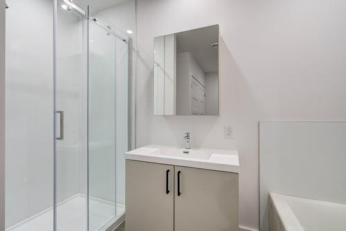 Salle de bains - 2-400 Av. Barron, Lachute, QC - Indoor Photo Showing Bathroom