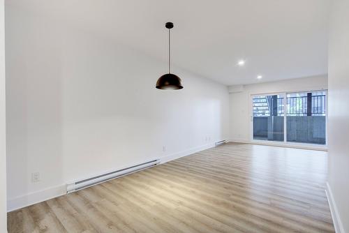 Salon - 2-400 Av. Barron, Lachute, QC - Indoor Photo Showing Other Room