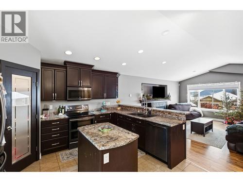 143 Eagle Crescent, Williams Lake, BC - Indoor Photo Showing Kitchen With Double Sink With Upgraded Kitchen