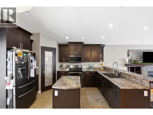 143 Eagle Crescent, Williams Lake, BC - Indoor Photo Showing Kitchen With Double Sink