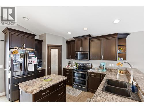143 Eagle Crescent, Williams Lake, BC - Indoor Photo Showing Kitchen With Double Sink With Upgraded Kitchen