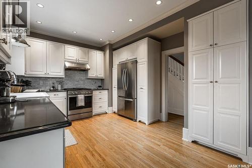 902 32Nd Street W, Saskatoon, SK - Indoor Photo Showing Kitchen With Stainless Steel Kitchen With Upgraded Kitchen