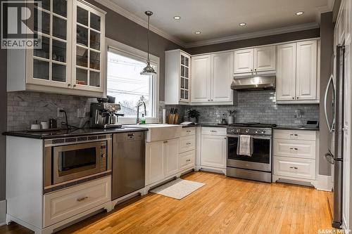 902 32Nd Street W, Saskatoon, SK - Indoor Photo Showing Kitchen With Stainless Steel Kitchen With Upgraded Kitchen