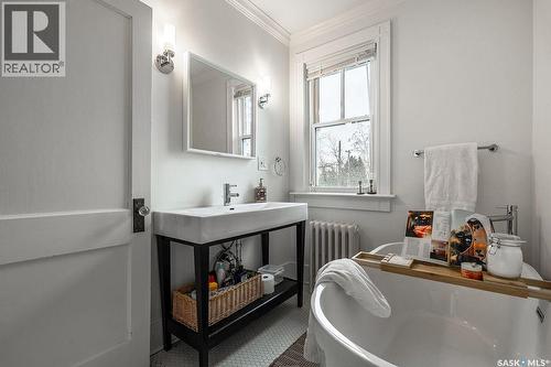 902 32Nd Street W, Saskatoon, SK - Indoor Photo Showing Bathroom