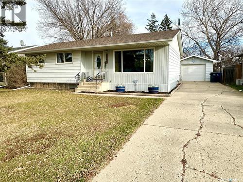 224 17Th Street Ne, Weyburn, SK - Outdoor