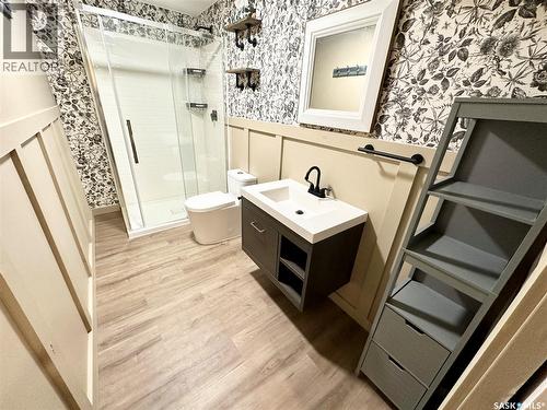 224 17Th Street Ne, Weyburn, SK - Indoor Photo Showing Bathroom