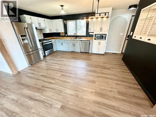 224 17Th Street Ne, Weyburn, SK - Indoor Photo Showing Kitchen With Stainless Steel Kitchen