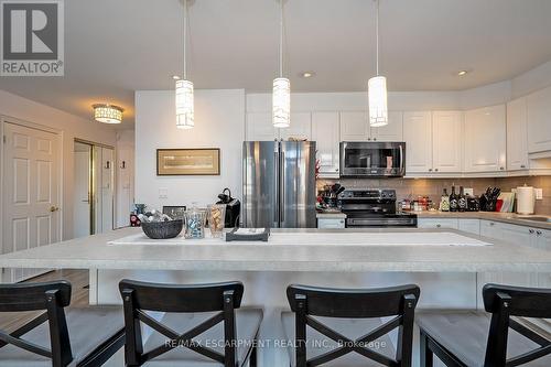 210 - 399 Elizabeth Street, Burlington, ON - Indoor Photo Showing Kitchen With Upgraded Kitchen