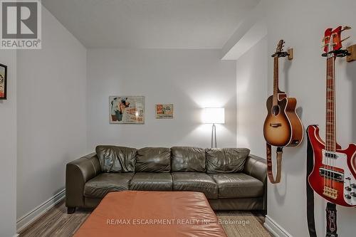 210 - 399 Elizabeth Street, Burlington, ON - Indoor Photo Showing Living Room