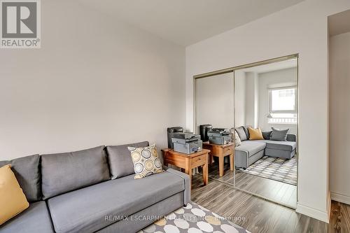 210 - 399 Elizabeth Street, Burlington, ON - Indoor Photo Showing Living Room