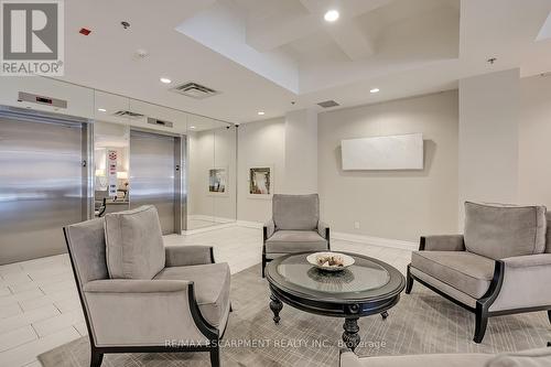 210 - 399 Elizabeth Street, Burlington, ON - Indoor Photo Showing Living Room