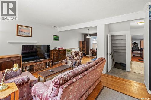 1406 10Th Avenue N, Saskatoon, SK - Indoor Photo Showing Living Room