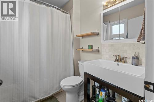 1406 10Th Avenue N, Saskatoon, SK - Indoor Photo Showing Bathroom