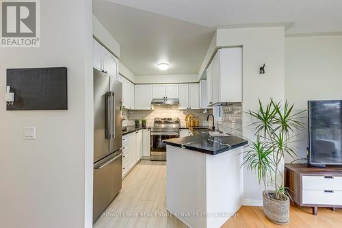 2967 Jackson Drive, Burlington, ON - Indoor Photo Showing Kitchen