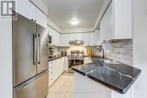 2967 Jackson Drive, Burlington, ON - Indoor Photo Showing Kitchen With Double Sink With Upgraded Kitchen