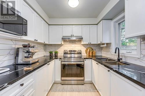 2967 Jackson Drive, Burlington, ON - Indoor Photo Showing Kitchen With Double Sink With Upgraded Kitchen