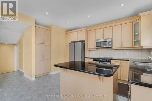 498 Tremblant Court, Mississauga, ON - Indoor Photo Showing Kitchen With Stainless Steel Kitchen With Upgraded Kitchen