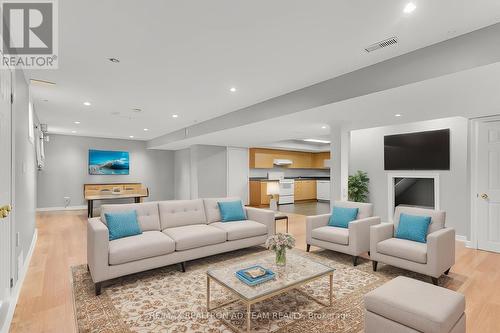 498 Tremblant Court, Mississauga, ON - Indoor Photo Showing Living Room